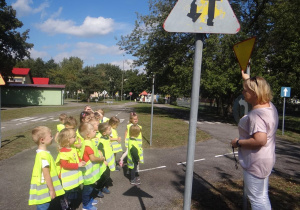 Dzieci poznają znaczenie znaków drogowych